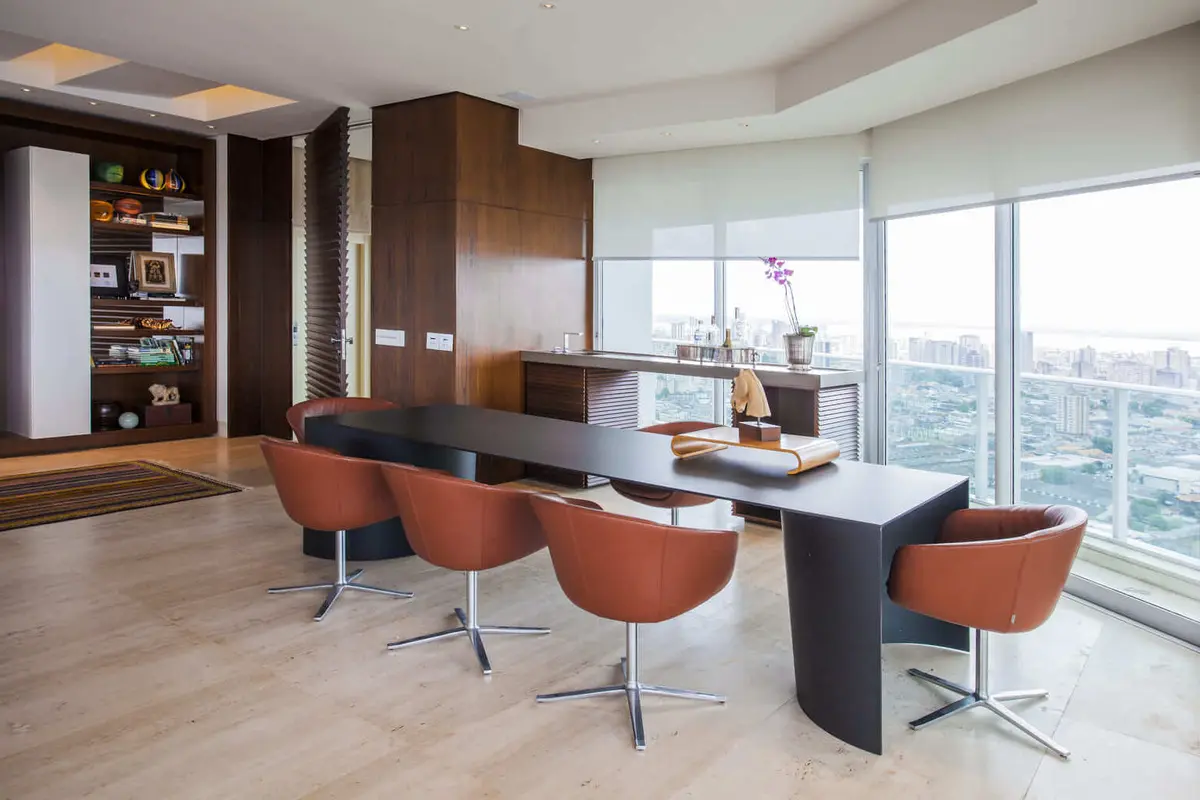 Oficina ejecutiva moderna con vistas panoramicas y muebles de diseño — proyecto Cobertura LS, por Patrícia Marinho Arquitetura 