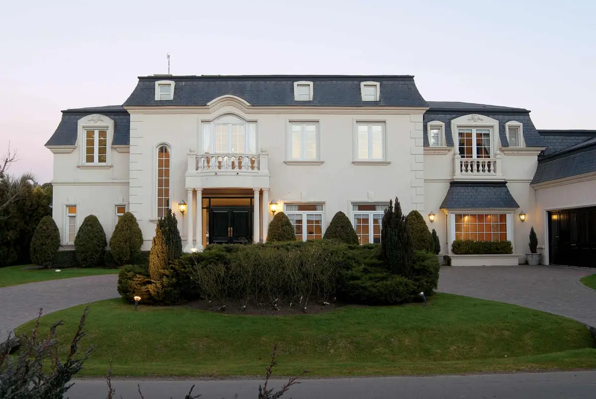 Fachada con color predominante Blanco del Proyecto Francés por Ciba Arquitectura
