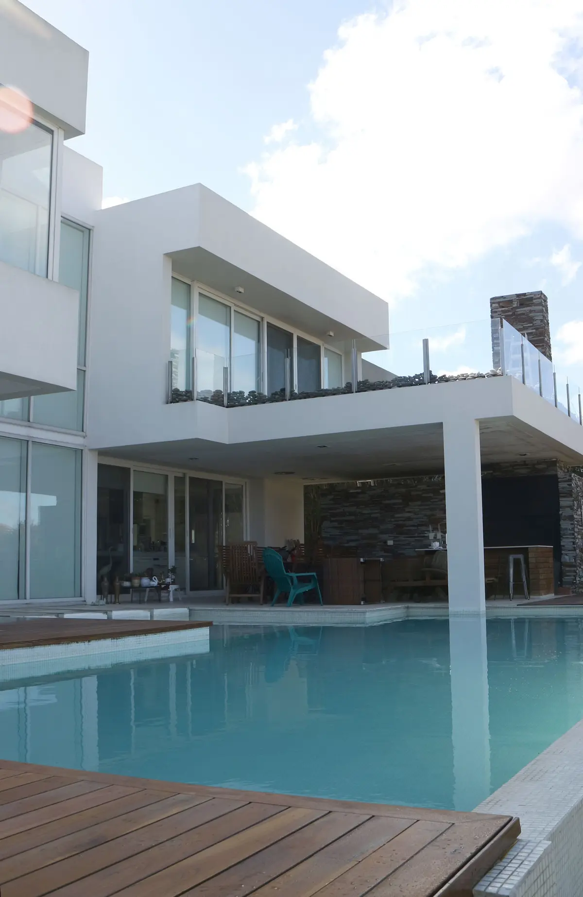Casa moderna con piscina y deck de madera — proyecto CASA GOLF I, por Alejandra Pan Arquitectura, en Nordelta