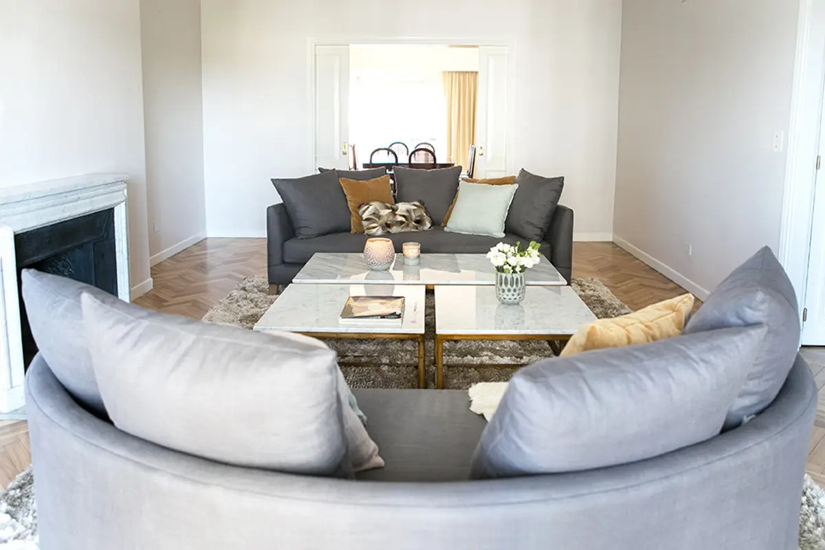 Living moderno con sofá curvo y chimenea decorada — proyecto BA 4 2016, por Mesopotamia Ba, en CABA