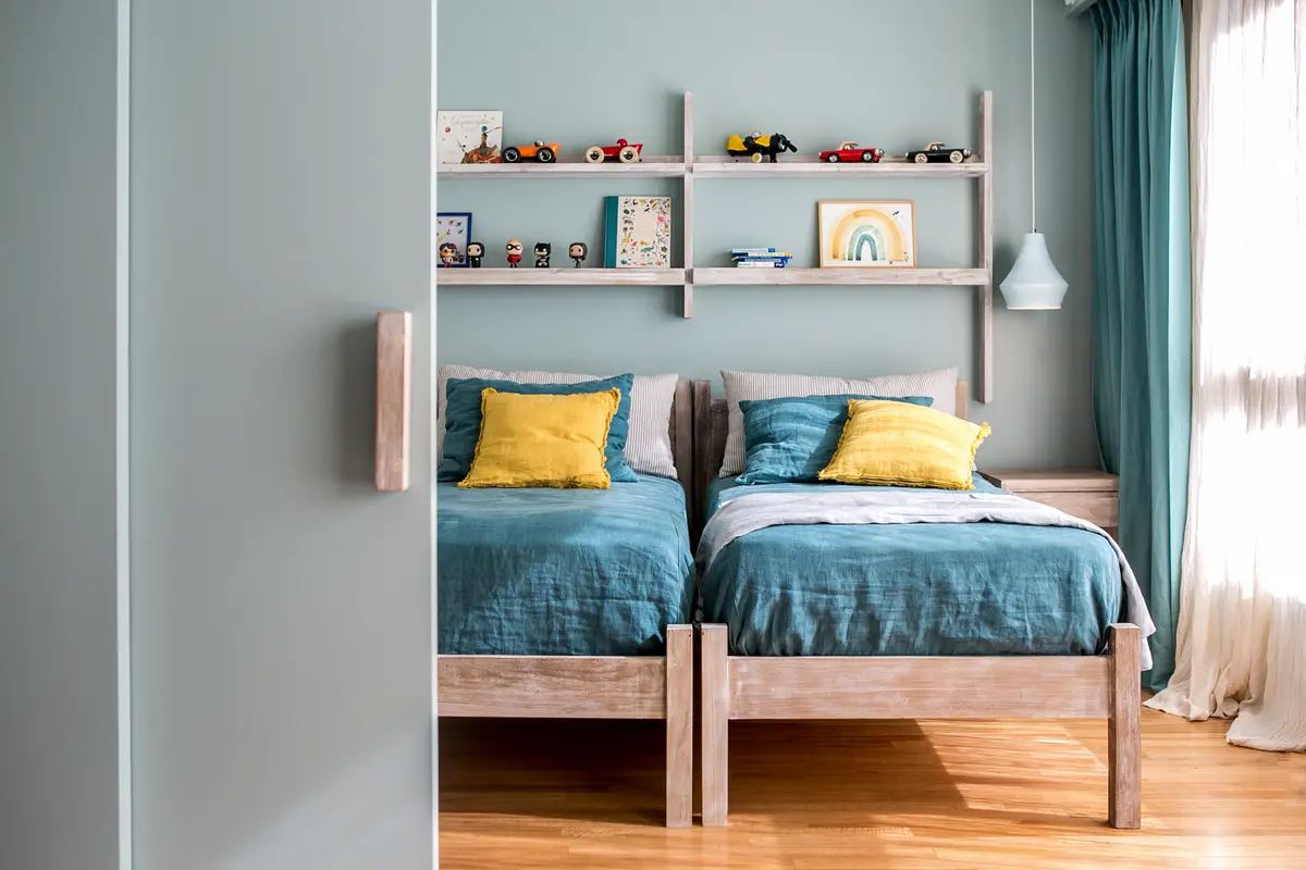 Dormitorio infantil con dos camas, estanterías y detalles azules — proyecto BA 5 2018, por Mesopotamia Ba, en CABA