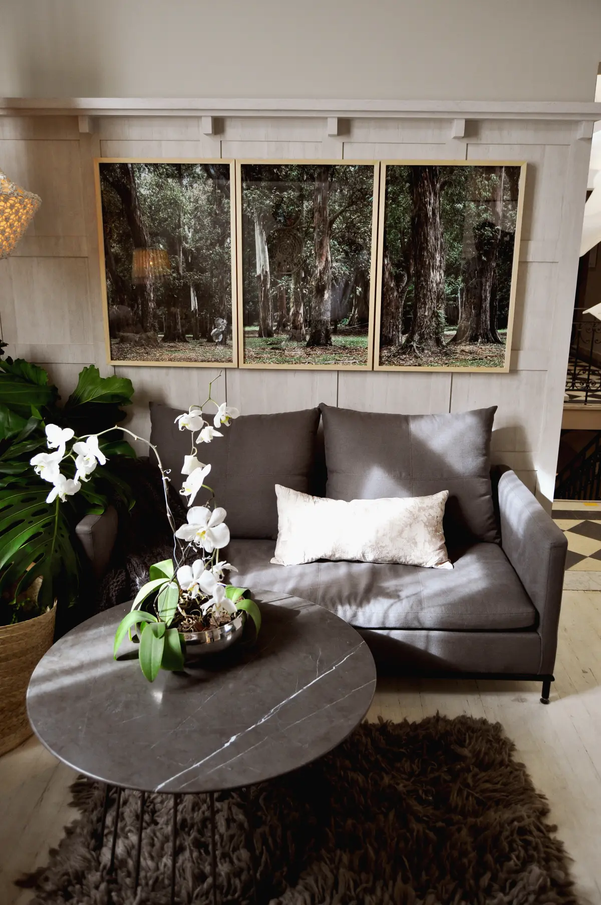 living moderno con sillon gris, mesa ratona marmol, ventanales con vista bosque — proyecto Casa FOA Espacio Cabrera, por Marconi Silva Arquitectos, en CABA