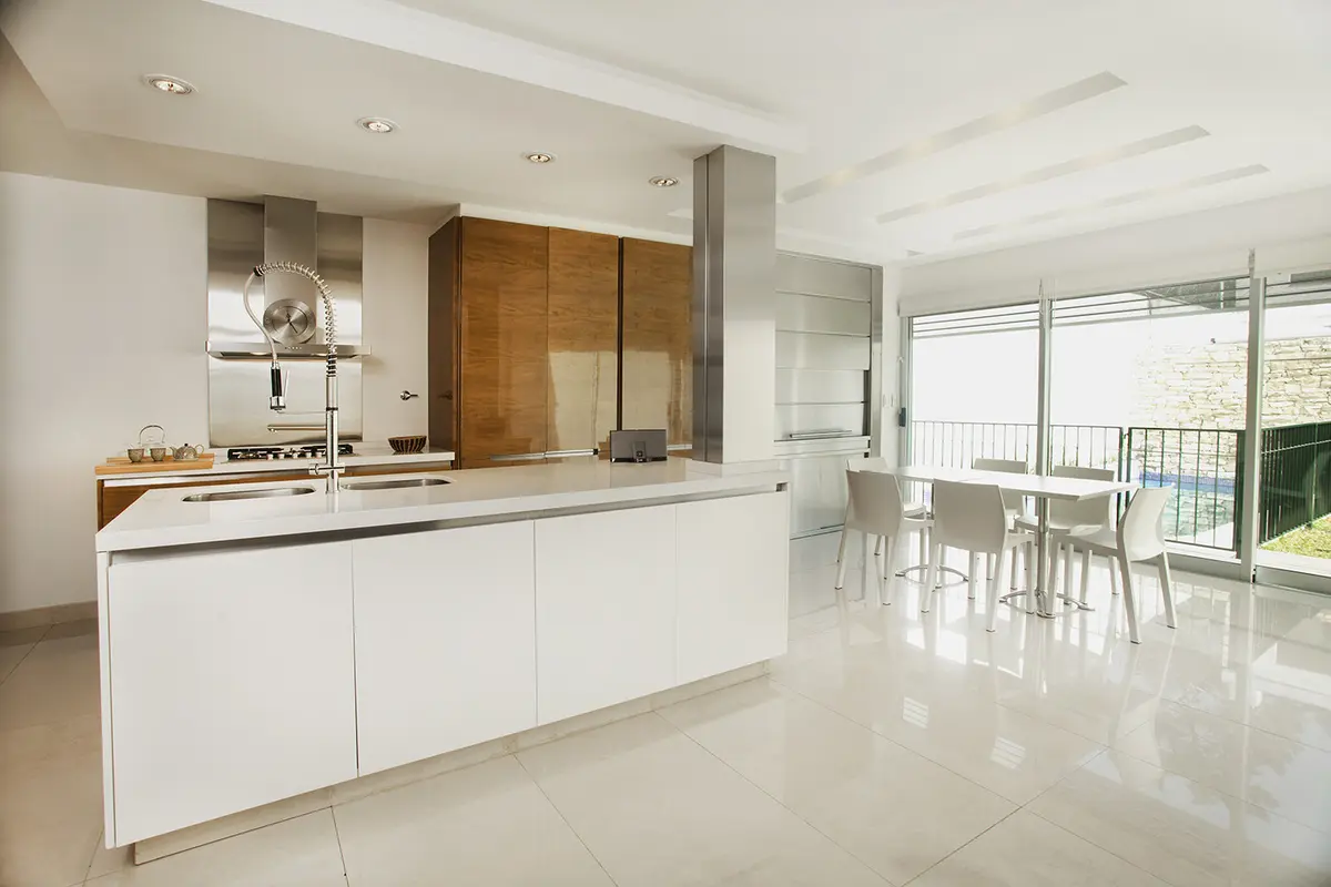 Cocina moderna de concepto abierto con isla blanca y comedor — proyecto Belgrano R, por Remy Arquitectos, en Belgrano R