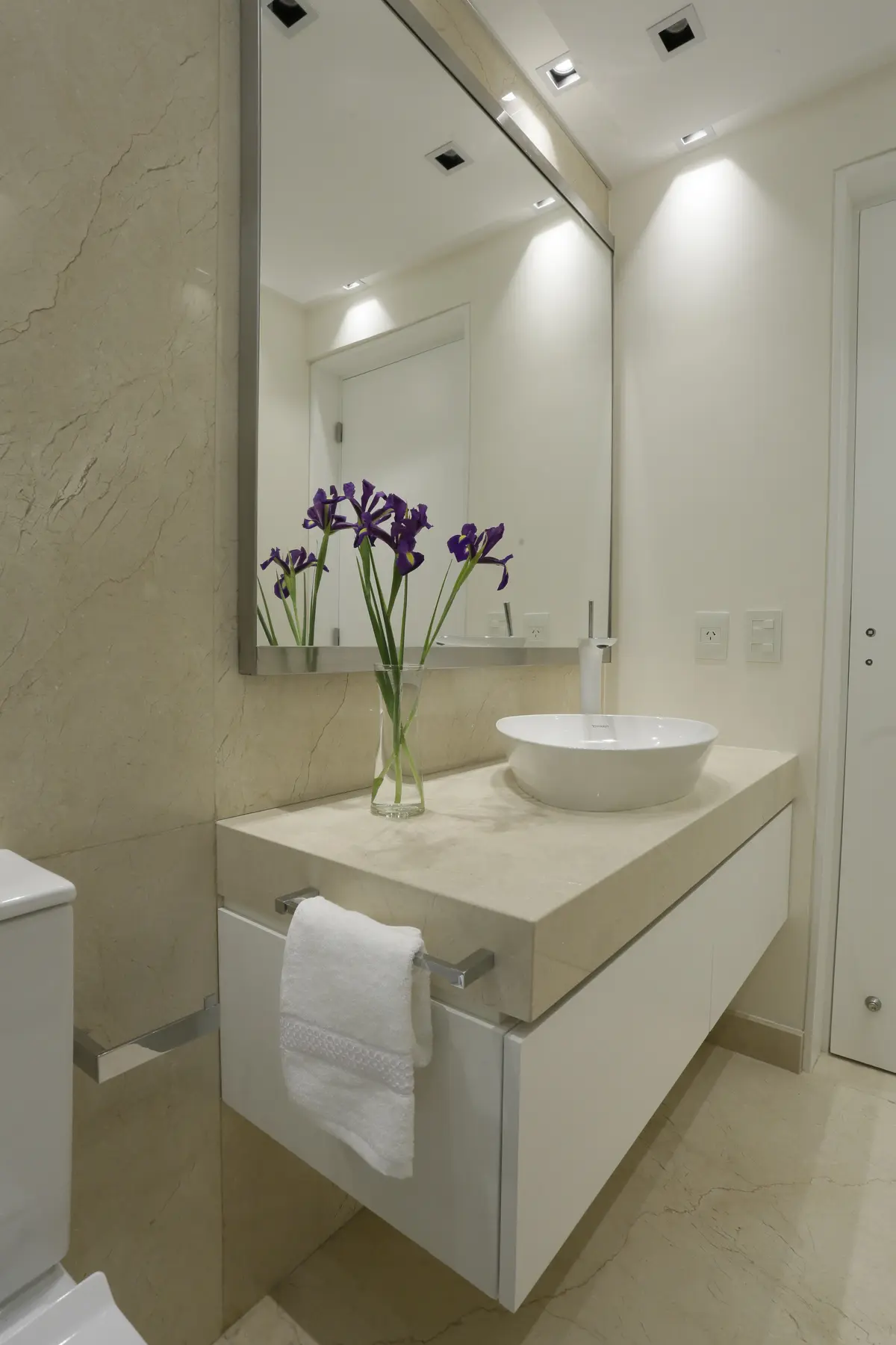 Baño moderno con bacha de apoyar y flores de iris — proyecto Duplex Quintana, por LIVE IN by Brukman Chechik, en CABA