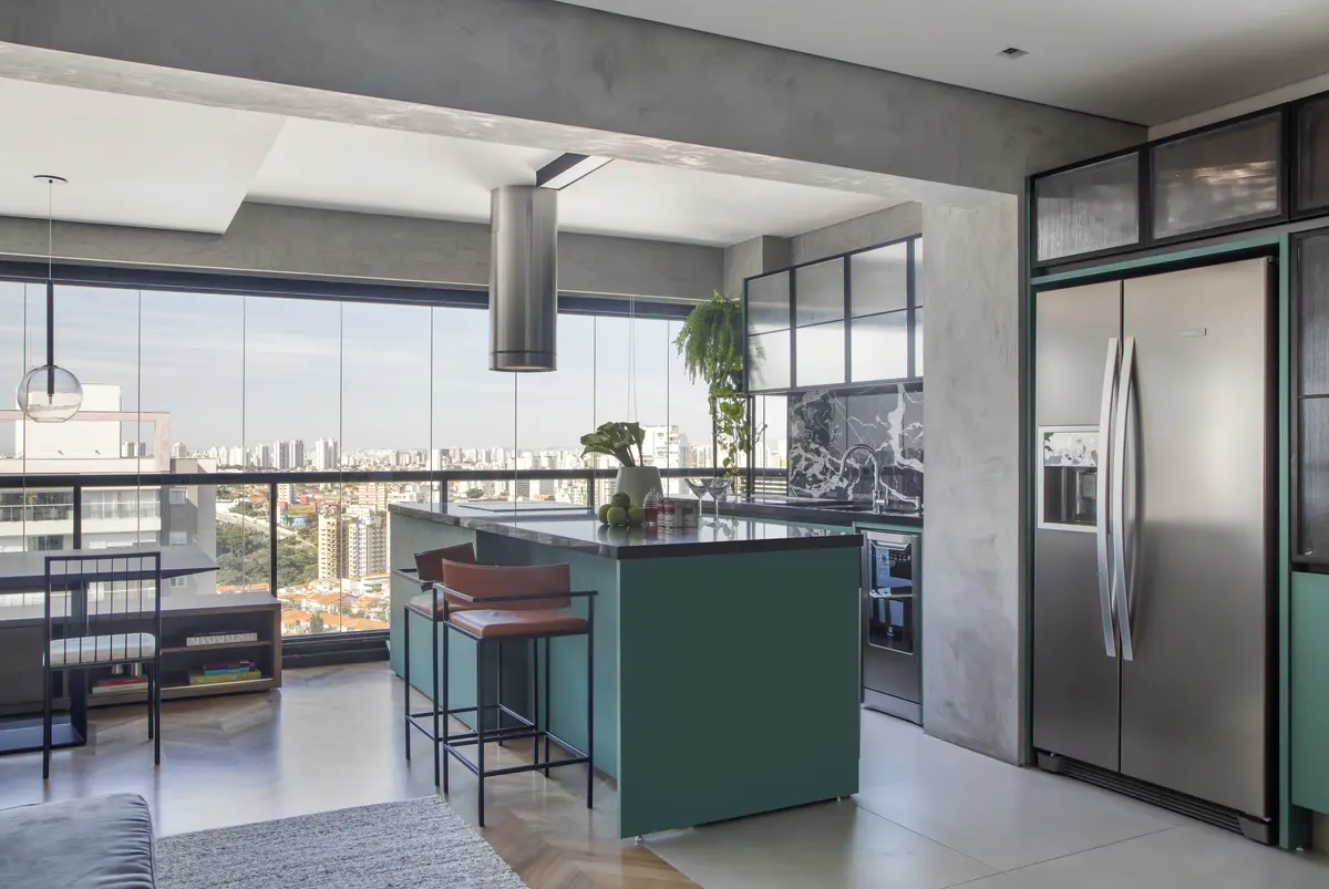 Cocina moderna con isla verde, ventanales y vistas a la ciudad — proyecto BP Hose , por Studio Ro-ca