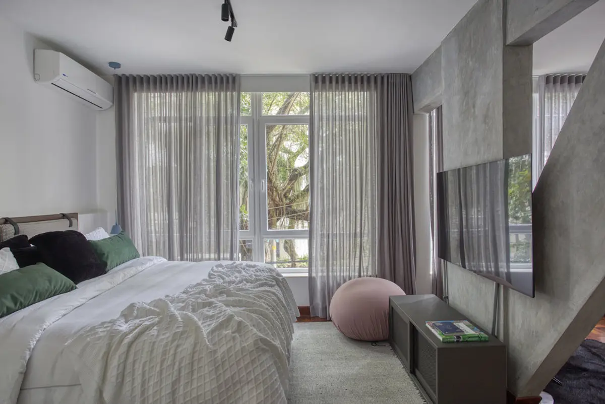 Dormitorio contemporáneo con ventanal, cortinas grises y hormigón visto — proyecto Hugo Gloss, por Studio Ro-ca