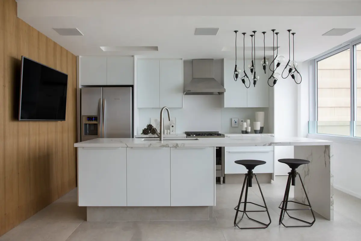 Cocina moderna blanca con isla, taburetes negros y detalles madera — proyecto PL House, por Studio Ro-ca