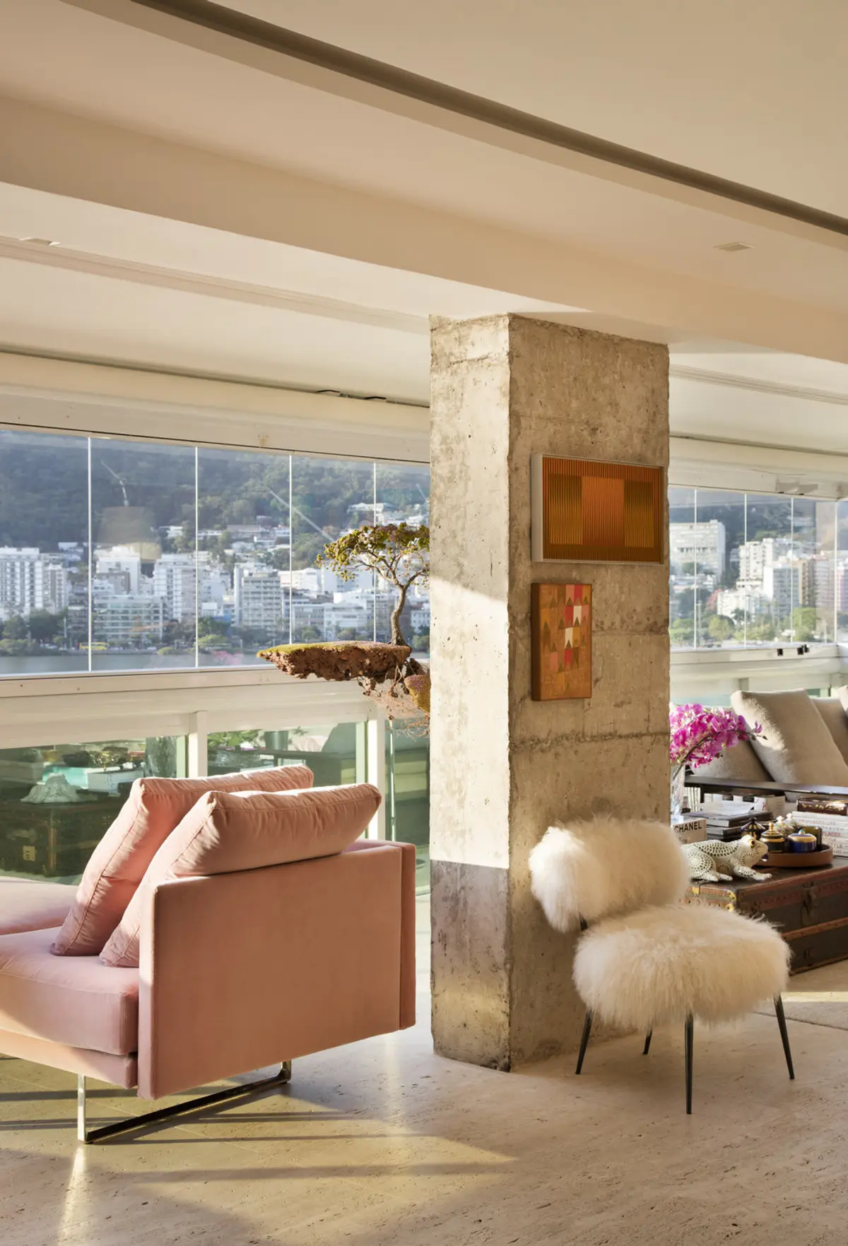 Terraza moderna con vistas panorámicas, sillón terracota y columna hormigón — proyecto RM House, por Studio Ro-ca