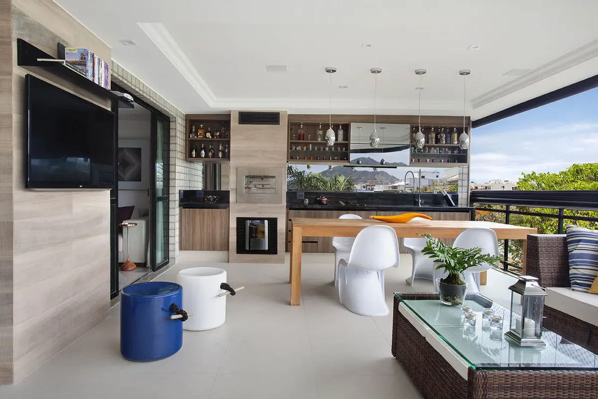 Terraza moderna con cocina integrada y vistas panorámicas al exterior — proyecto Apartamento Recreio, por Amanda Miranda
