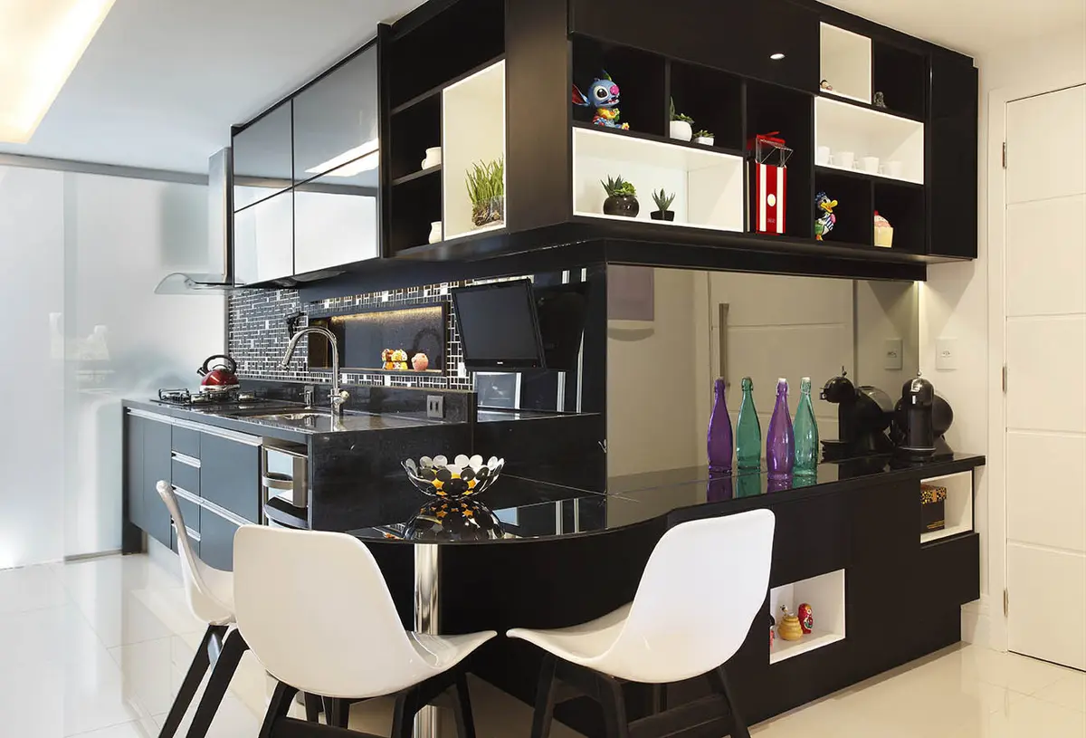 Oficina moderna con muebles negros, sillas blancas y doble altura — proyecto Apartamento Recreio, por Amanda Miranda