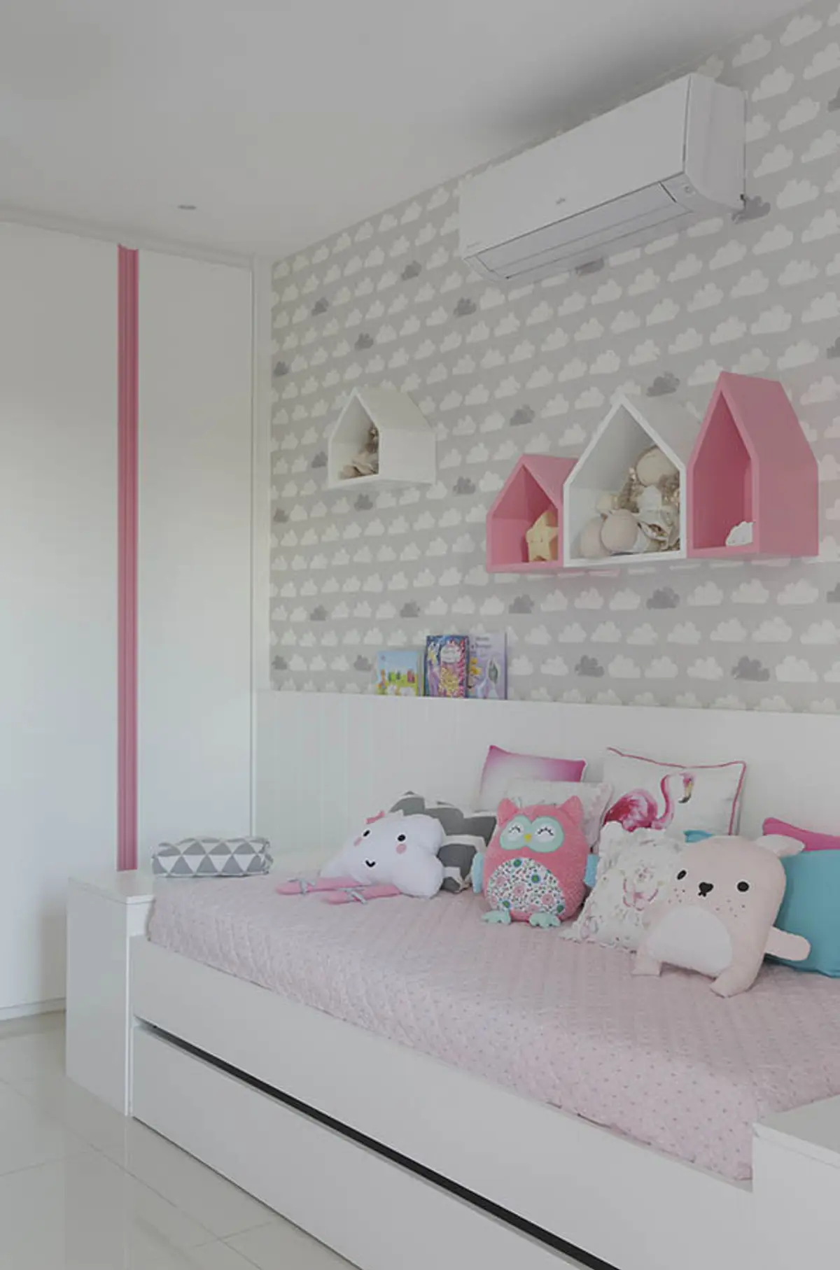 Quarto Quarto de bebês e crianças com cor predominante Bege do Projeto Apartamento Barra LM por Amanda Miranda