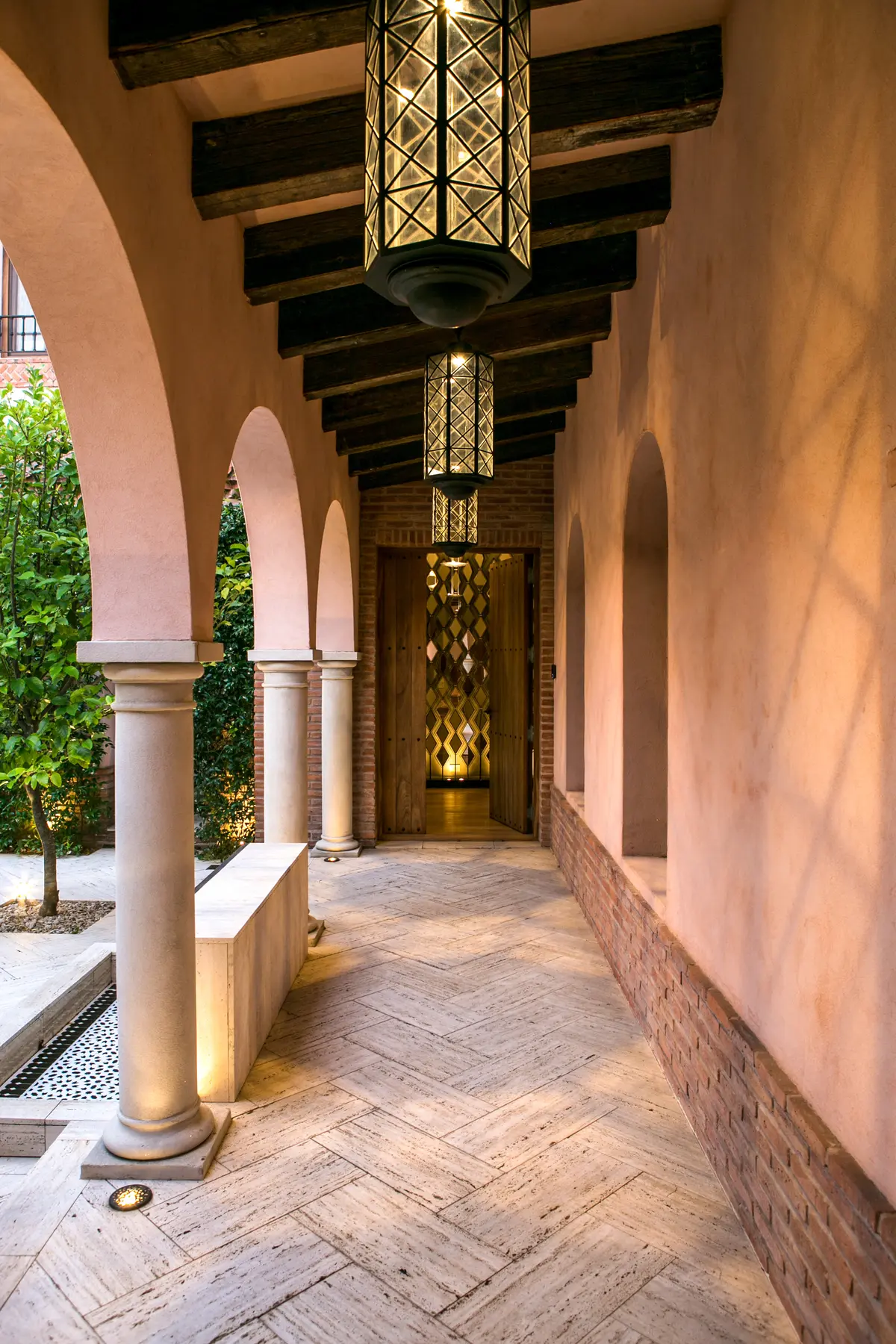 Pasillo con color predominante Beige del Proyecto CasaLA por Ricardo Pereyra Iraola 