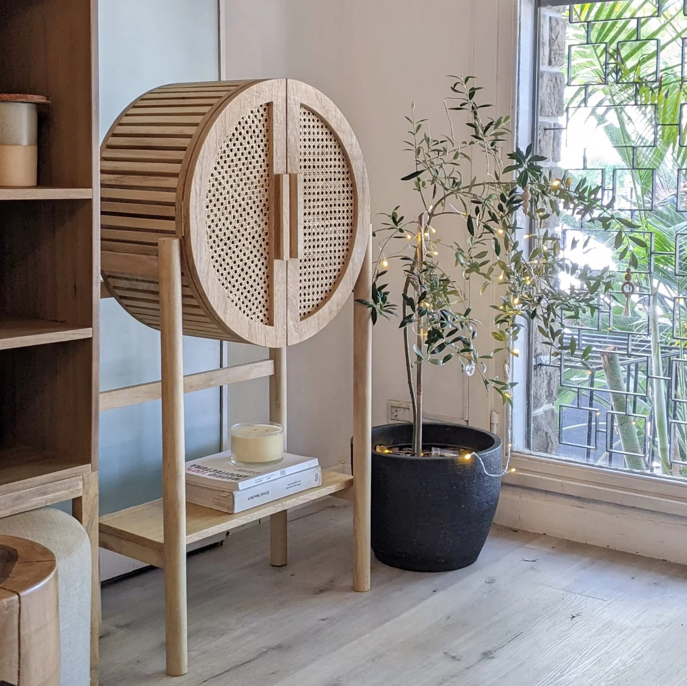 mueble redondo de rattan y madera con detalles de madera