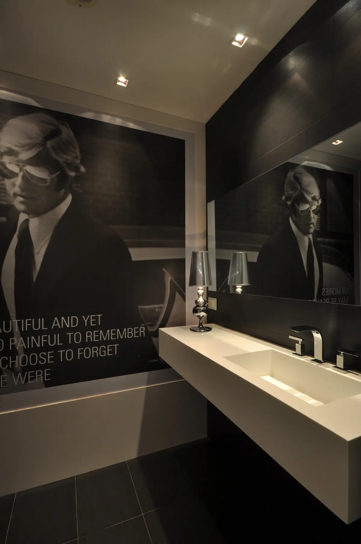banheiro moderno com mural de retrato e pia flutuante — projeto Casa DLC, por Vanguarda Arquitectos, em Nordelta