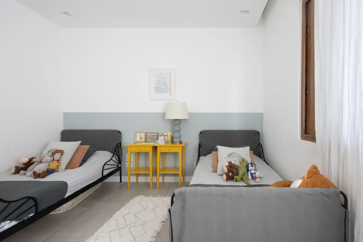 Dormitorio infantil moderno con dos camas y mobiliario amarillo — proyecto CASA OrAz, por Alfredo Orfila arquitectura, en San Isidro