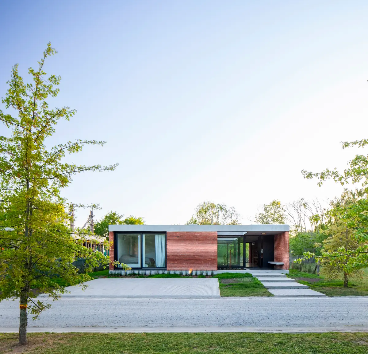 Casa moderna minimalista de tijolo e concreto com janelas do chão ao teto — projeto Casa FLOIG, por V2 Arquitectos, em Villa Elisa