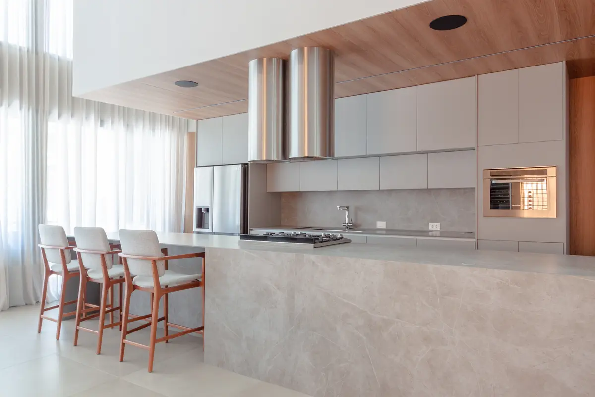 Cozinha moderna de pé-direito duplo com ilha grande e teto de madeira — projeto Garden E.A., por Bauha Arquitetura, em Curitiba