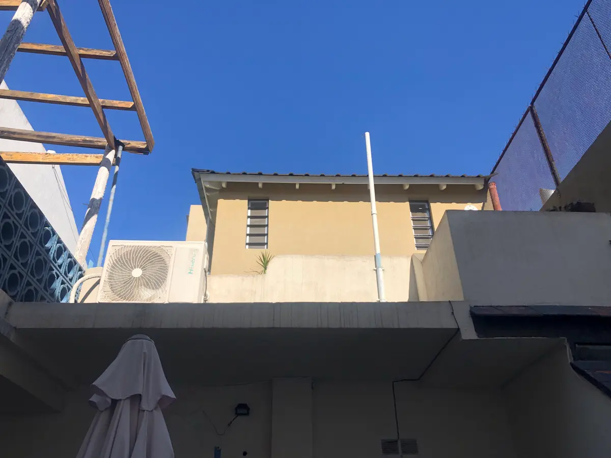 fachada moderna com elementos metálicos e tecido drapeado — projeto Marcelo & Majo, por Costantini studio, em Buenos Aires