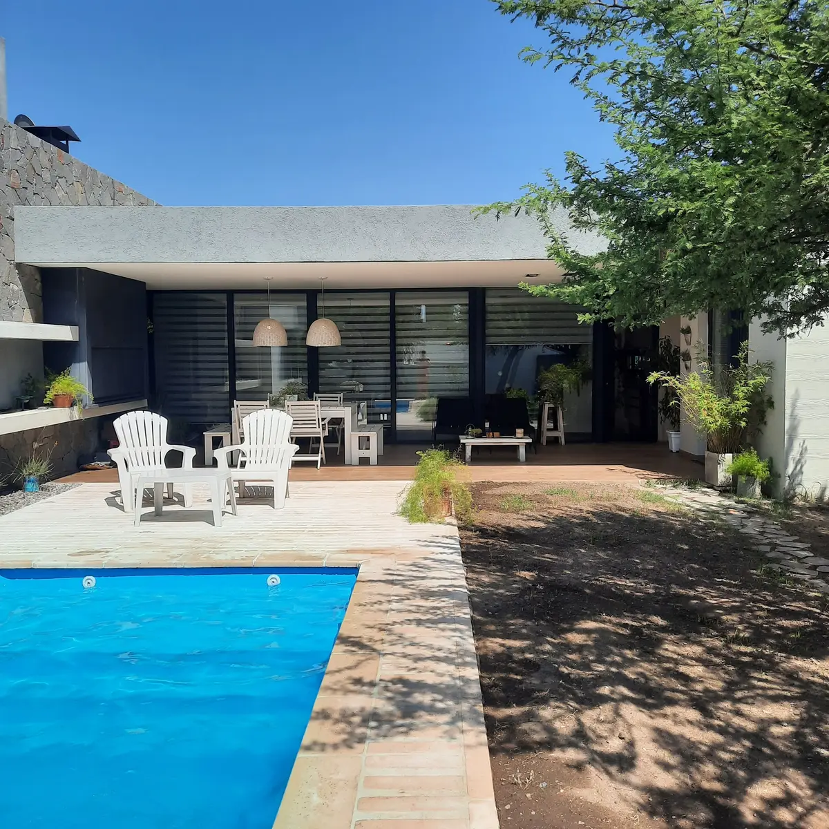Fachada moderna com pátio aberto, deck e piscina — projeto VIVIENDA M.A, por Lorenabusquetsarquitectura, em Córdoba