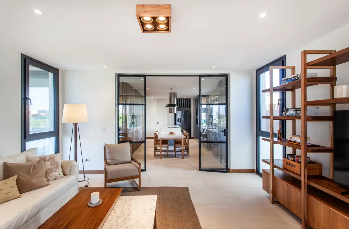 Sala de estar moderna com cozinha e jantar integrados, portas de vidro — projeto Casa Tom, por LSA., em Belén de Escobar