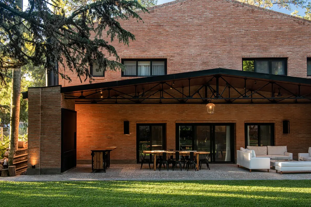 Fachada moderna com pátio amplo e móveis externos — projeto Loft y garage autos de colección, por Arq. Damian Fainzilber, em San Isidro