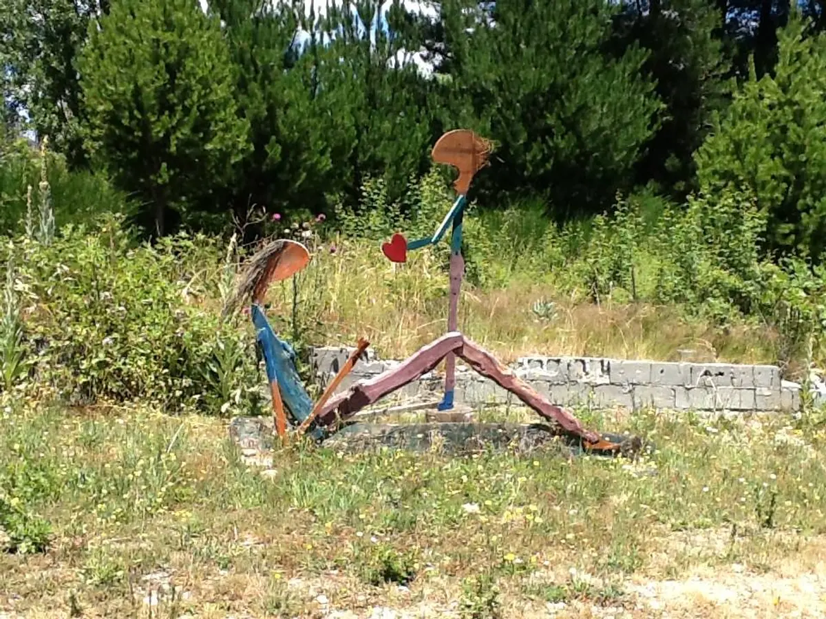 escultura de metal em jardim rural com vegetação — projeto Esculturas Lago Puelo, por Cristóbal Peña y Lillo, em Buenos Aires