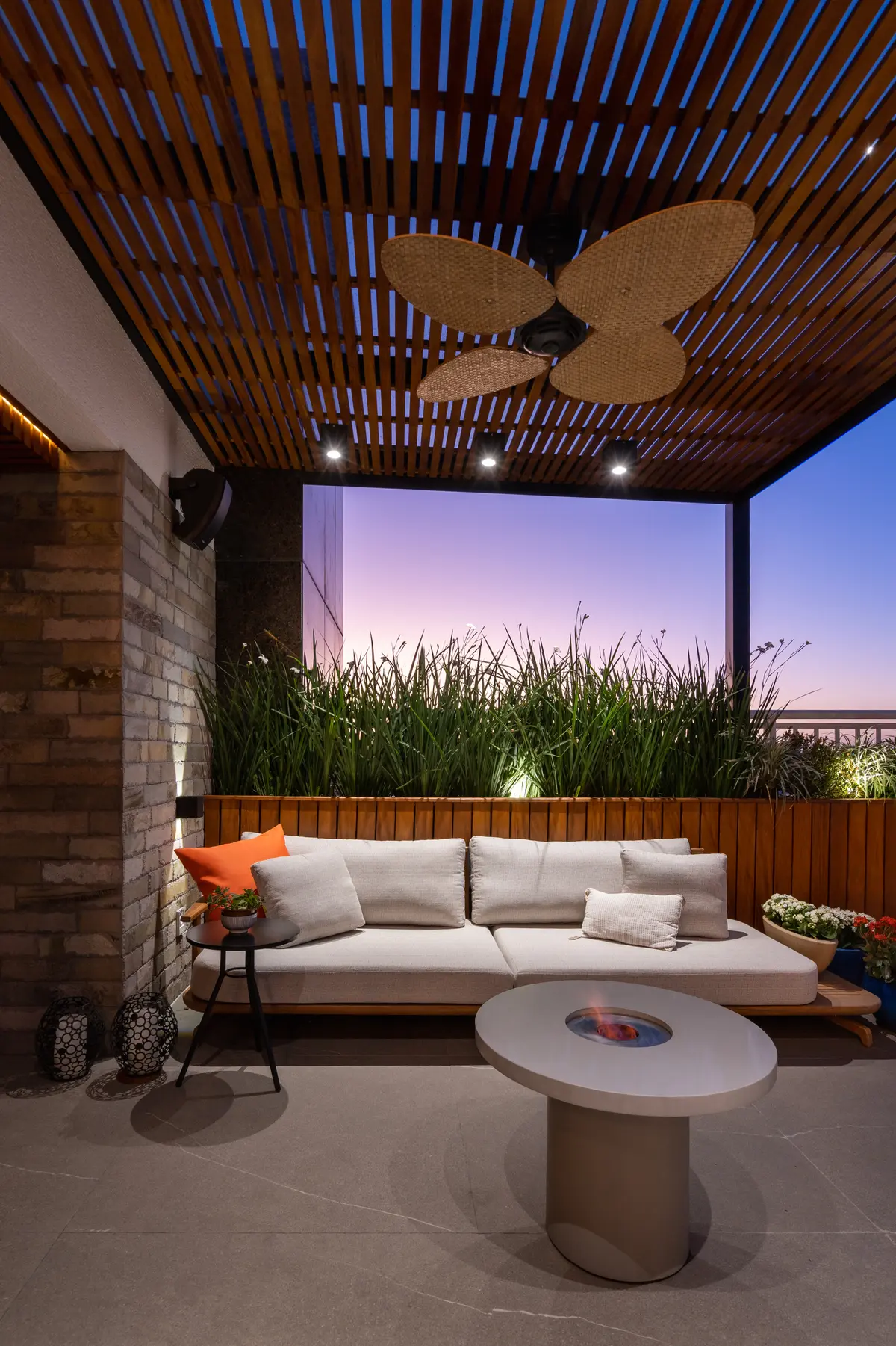 Terraza moderna con sillones, mesa de fuego y jardín vertical — proyecto #COB1504, por NATHALIA LOUREIRO ARQUITETURA