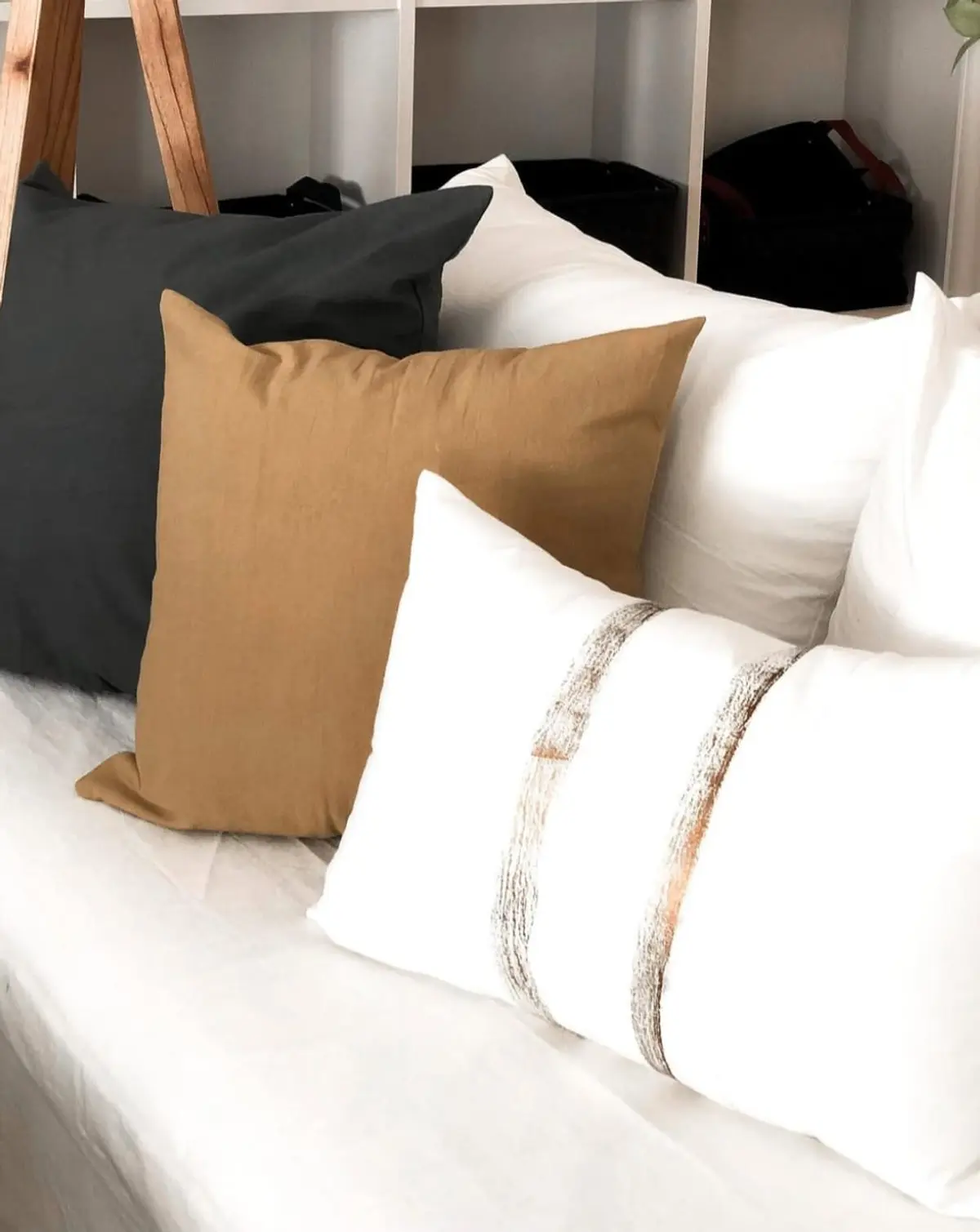 Almofadas neutras empilhadas na cama, estilo escandinavo — projeto Las Heras, por Claraboia, em Recoleta