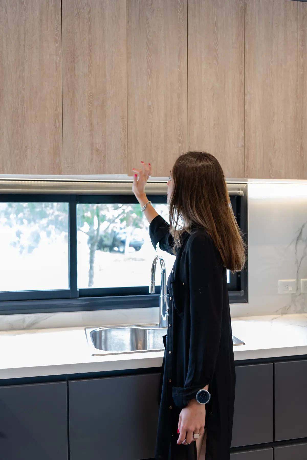 Cocina moderna con muebles de madera y mesada de mármol — proyecto Santa Isabel - Andrea Gonzalez, por ABEJA CONCEPT, en Nordelta