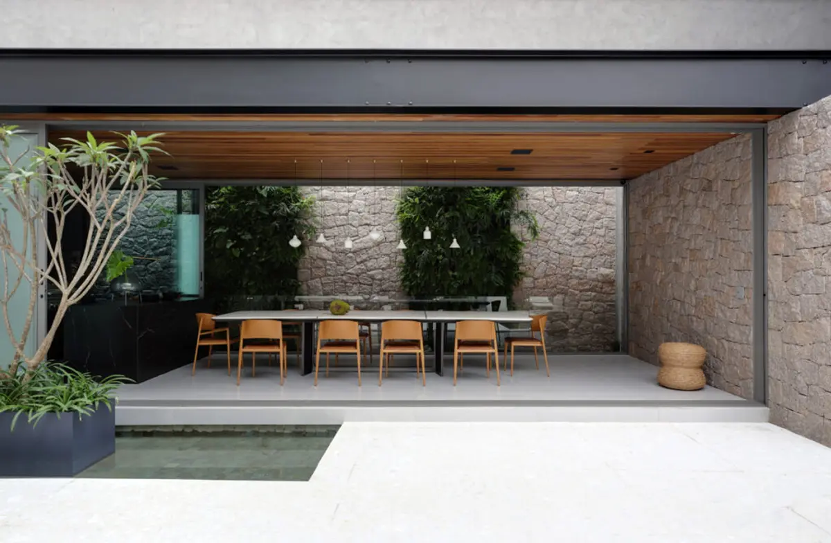 Sala de jantar externa moderna com mesa de madeira e cadeiras — projeto PROJETO GEH, por Eliana Tolledo Arquitetura e Interiores