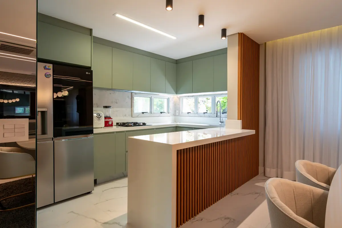 Cozinha moderna com ilha de cascata e detalhes em madeira — projeto Apartamento Moradas do Parque, por Lorena Lobo Arquitetura, em Manaos