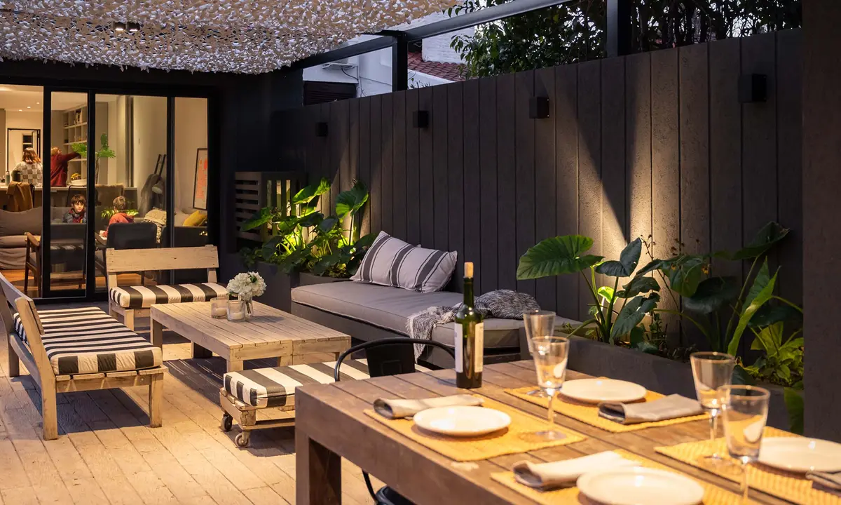 Área externa moderna com pergolado, deck e churrasqueira — projeto Barbosa, por Parq Estudio