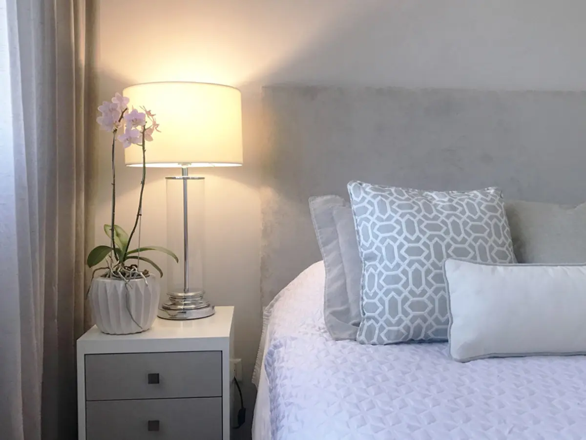 Dormitorio moderno con cama, mesa de luz y lámpara — proyecto Obra Dorrego, por Estudio Nicolás Pierry, en CABA