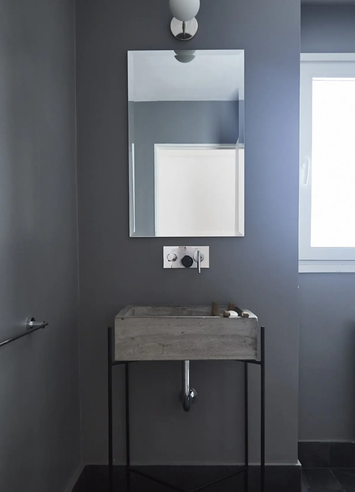 Baño moderno con bacha de hormigón y grifería cromada — proyecto UGARTECHE, por Estudio Trama, en Palermo