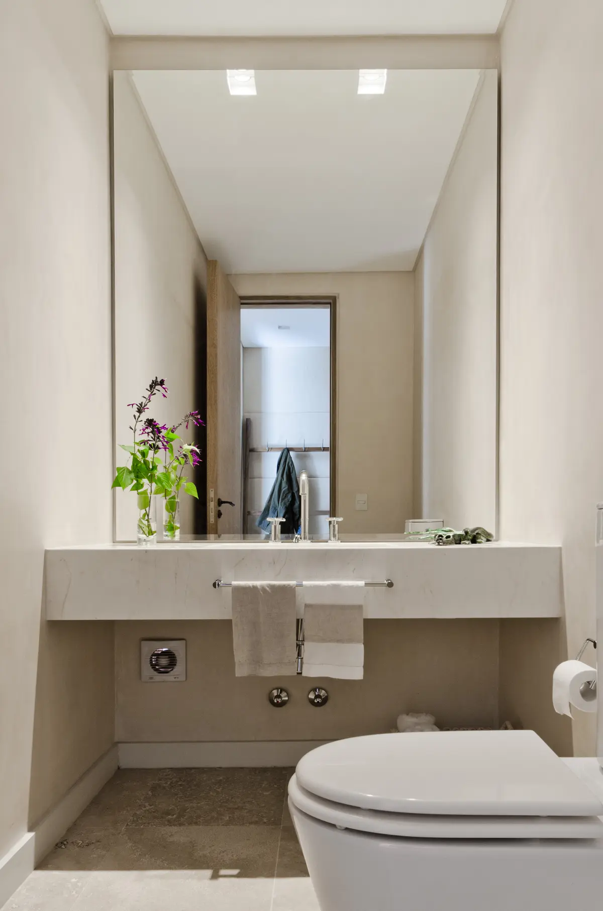 Baño moderno minimalista con espejo grande y mármol — proyecto Casa P, por Estudio Dado, en San Isidro