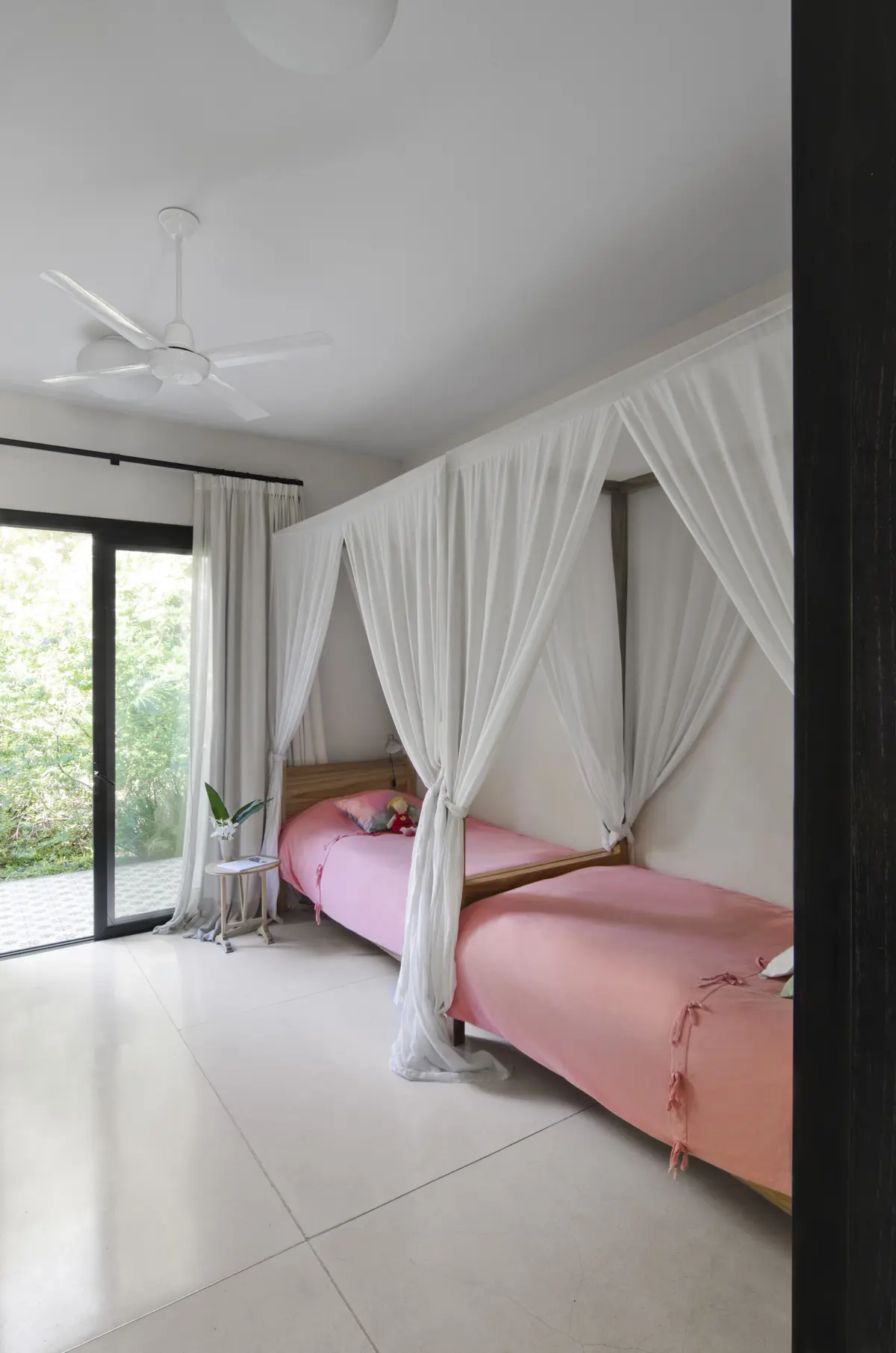 Dormitorio moderno con cama con dosel y cortinas blancas — proyecto Casa M, por Estudio Dado, en Pilar