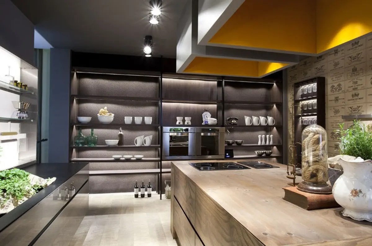 Cozinha moderna industrial com ilha central de madeira e parede de tijolos — projeto Casa FOA Torquinst, por Estudio de Int Diana Gradel, em CABA