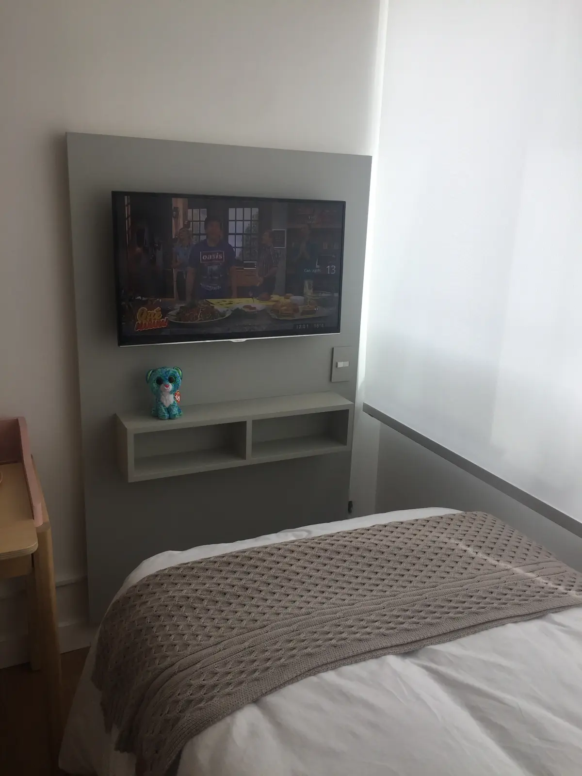 Dormitorio moderno con panel de pared, TV empotrada y cama — proyecto Departamento en Palermo, por Gutman+Lehrer Arquitectas, en Palermo