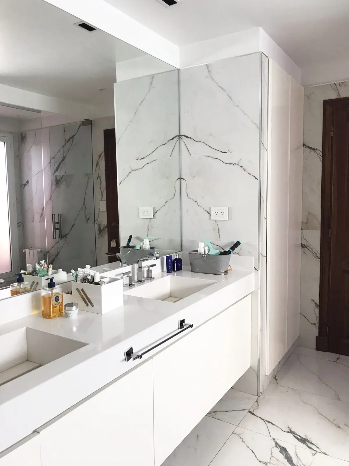 Baño moderno con doble bacha y paredes simil mármol veteado — proyecto Monroe - La Horqueta, por Mgc.arq, en La Horqueta