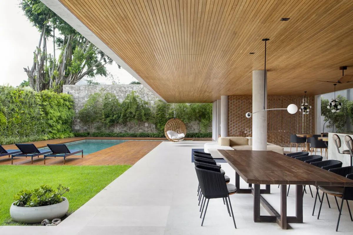 Galeria moderna con pileta, comedor y jardin integrado en patio — proyecto BM House, por Studio Ro-ca