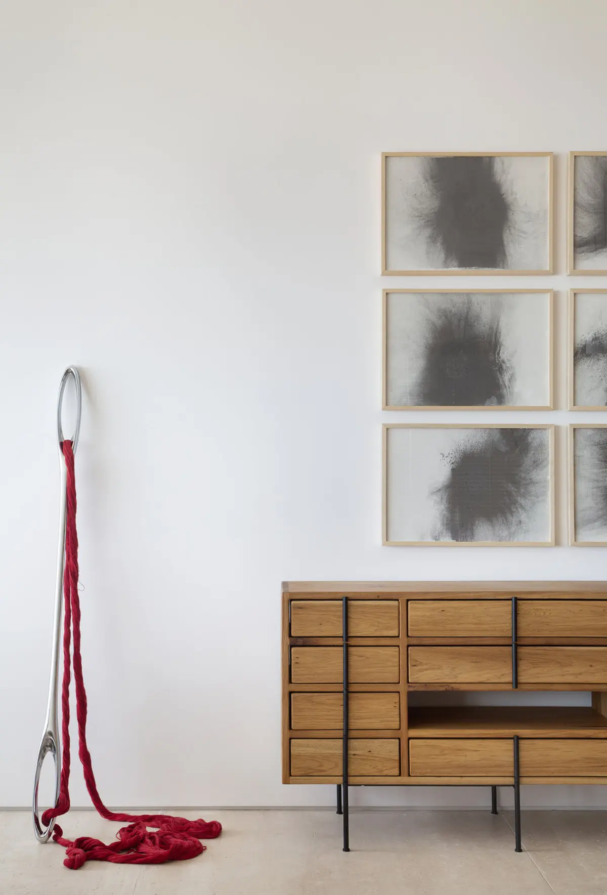 Living minimalista con mueble madera y arte abstracto en pared blanca — proyecto PS House, por Studio Ro-ca