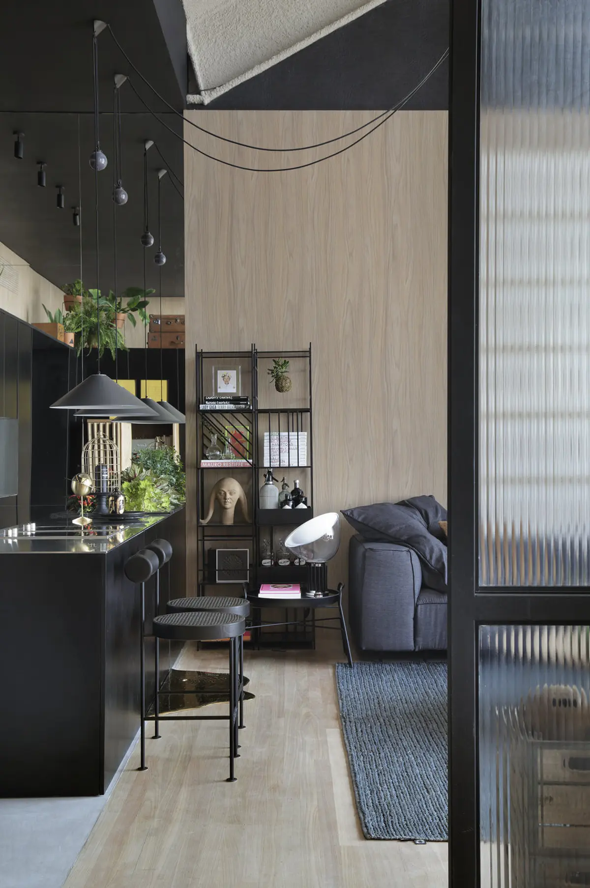 Oficina moderna con doble altura, escritorio negro y plantas decorativas — proyecto Casa COR 2017, por Studio Ro-ca