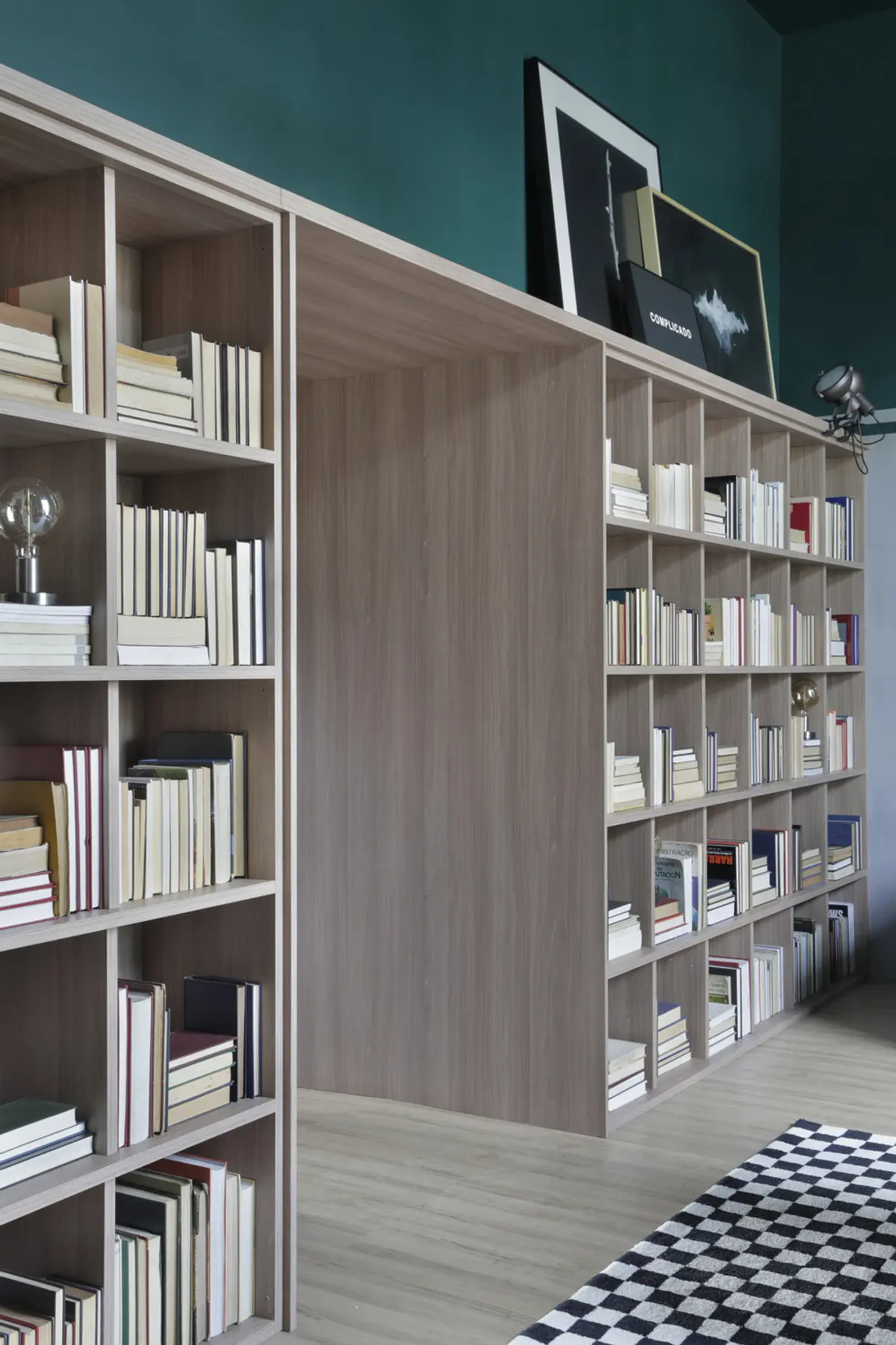 Biblioteca modular en madera clara con pared turquesa y piso ajedrez — proyecto Casa COR 2019, por Studio Ro-ca