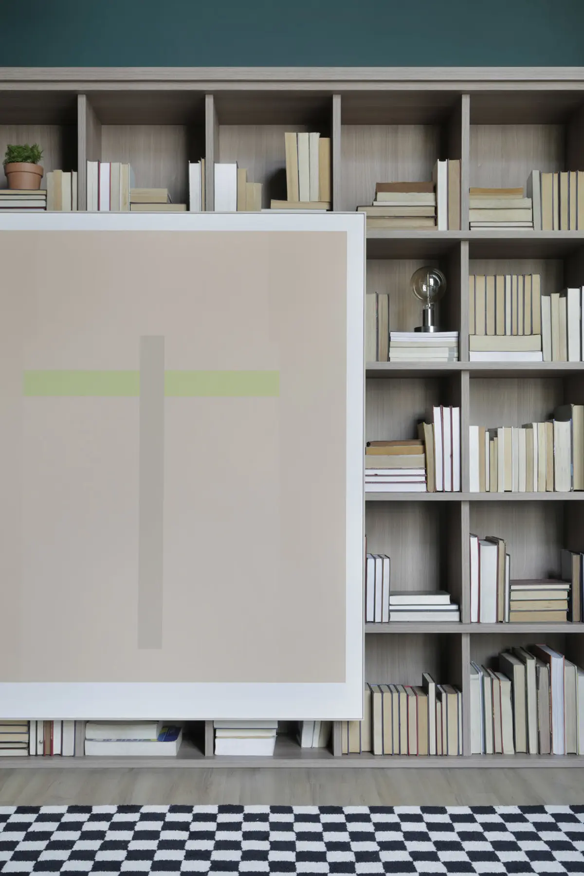 Pasillo minimalista con biblioteca empotrada y puerta vidriada blanca — proyecto Casa COR 2019, por Studio Ro-ca