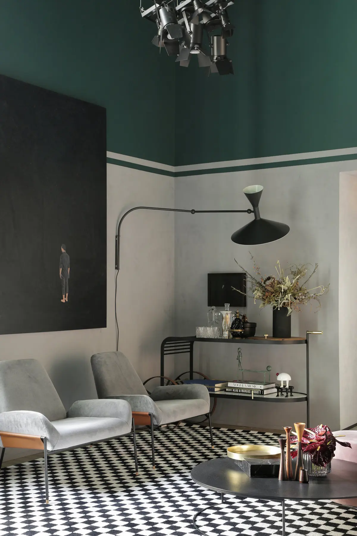 Living moderno con sillones grises, piso ajedrez y paredes bicolores verde — proyecto Casa COR 2019, por Studio Ro-ca
