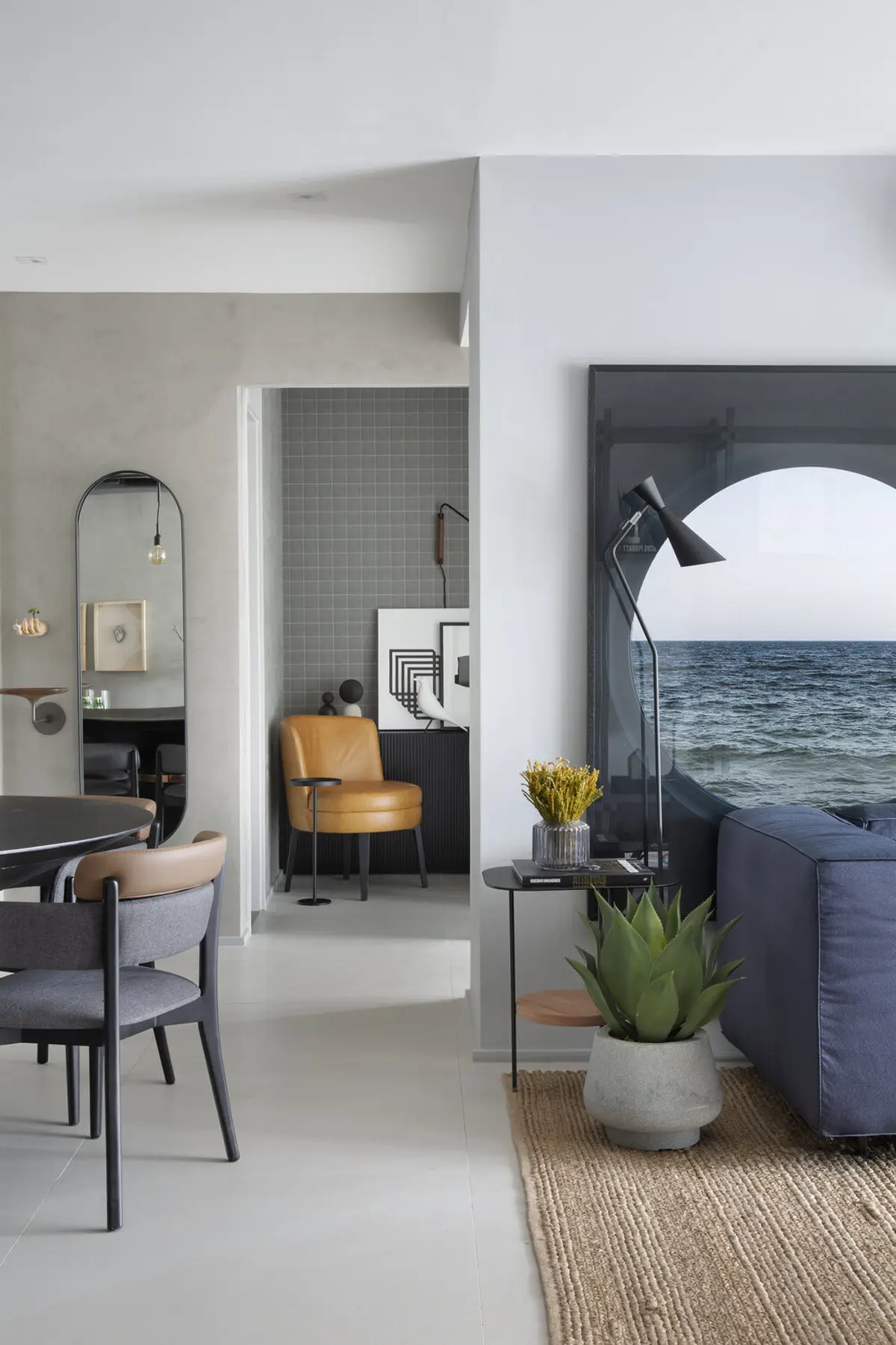 dormitorio minimalista con cama y vista al mar — proyecto Decorado Latitud, por Studio Ro-ca