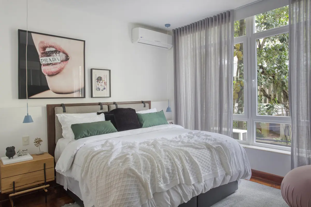 Dormitorio moderno con cama blanca y ventanal hacia jardin — proyecto Hugo Gloss, por Studio Ro-ca