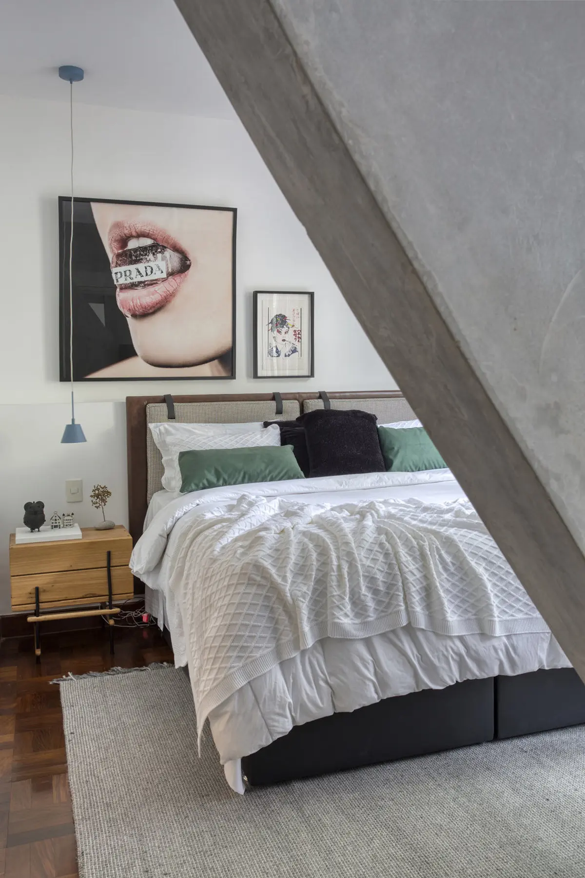 Dormitorio moderno con cama, obra de arte pop y techo inclinado de hormigón — proyecto Hugo Gloss, por Studio Ro-ca