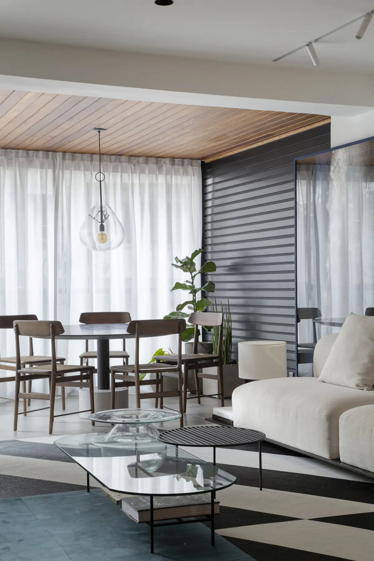 Living contemporáneo con techo madera, sofá blanco y comedor integrado — proyecto MN House, por Studio Ro-ca