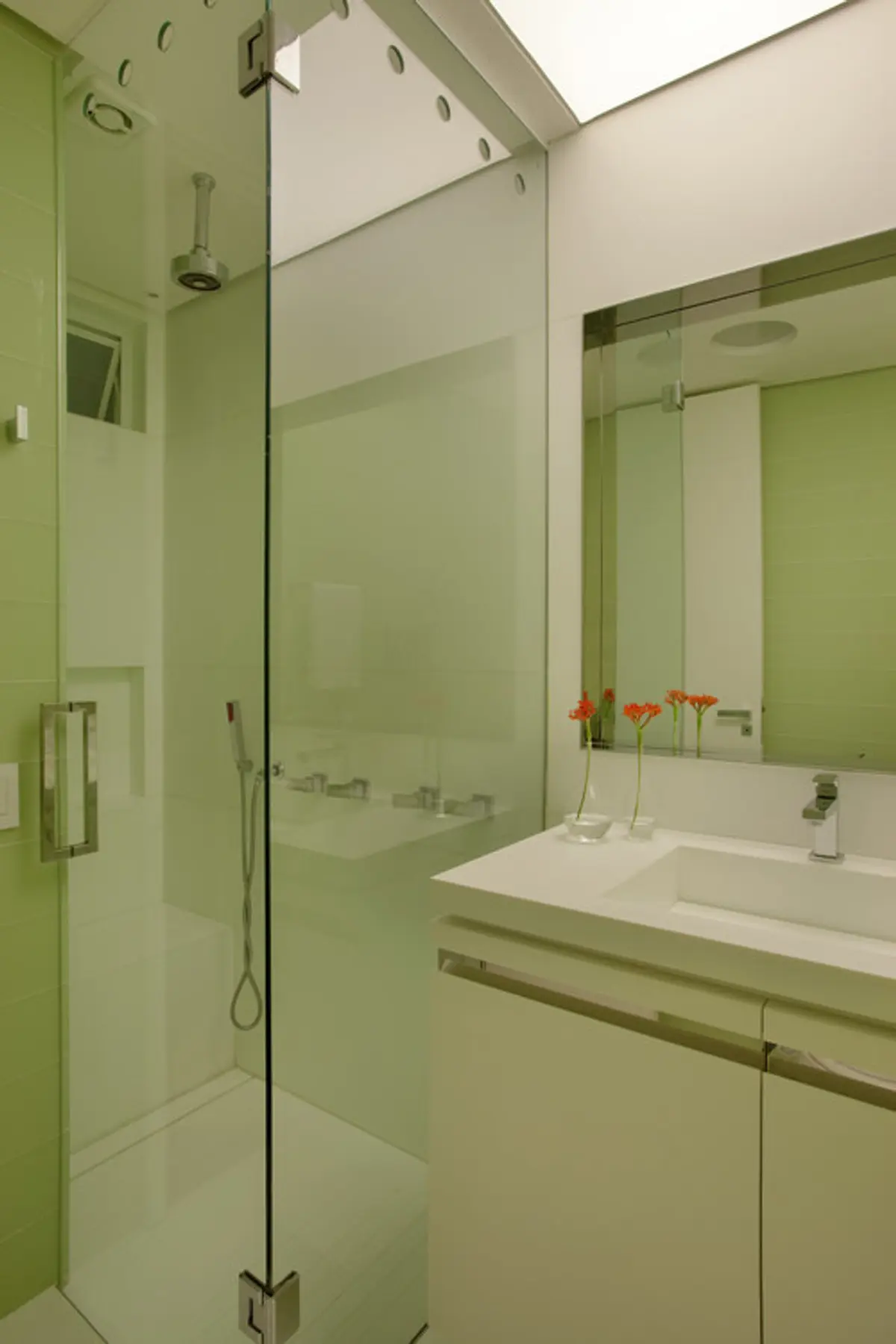 Baño moderno con revestimiento verde, ducha cerrada con cristal y mesada mármol blanco — proyecto MS House, por Studio Ro-ca